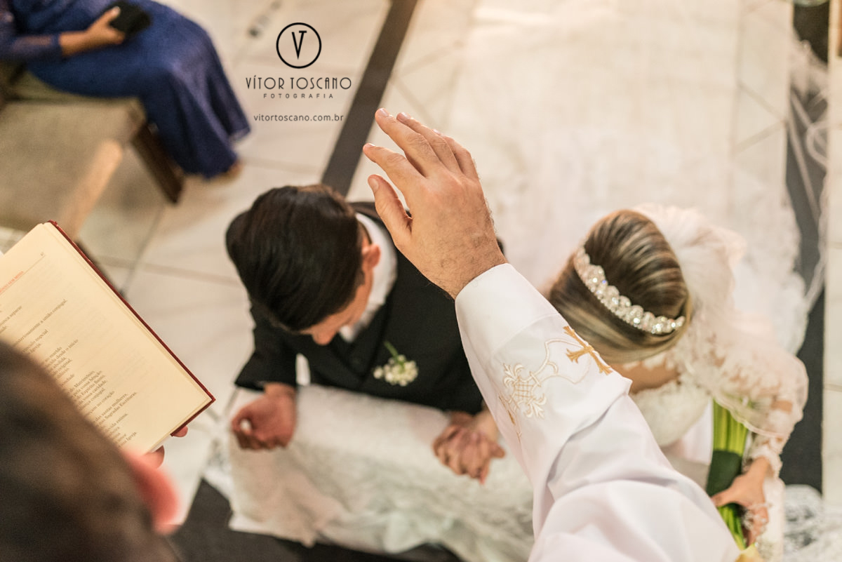 Padre dando bênção no casamento de Tanísia e Felipe, em Natal-RN.