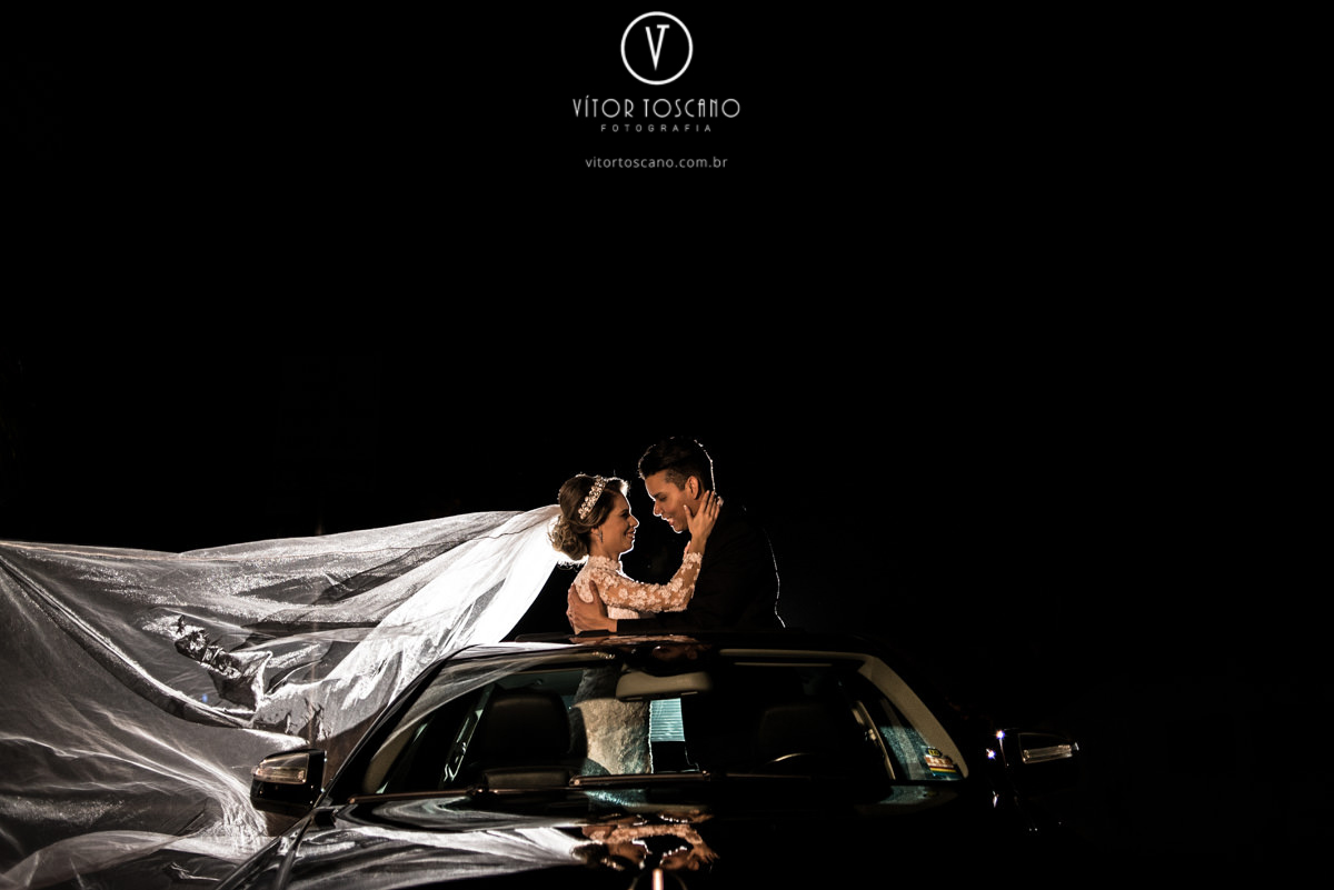 Noivos no teto solar do carro no casamento de Tanísia e Felipe, em Natal-RN.