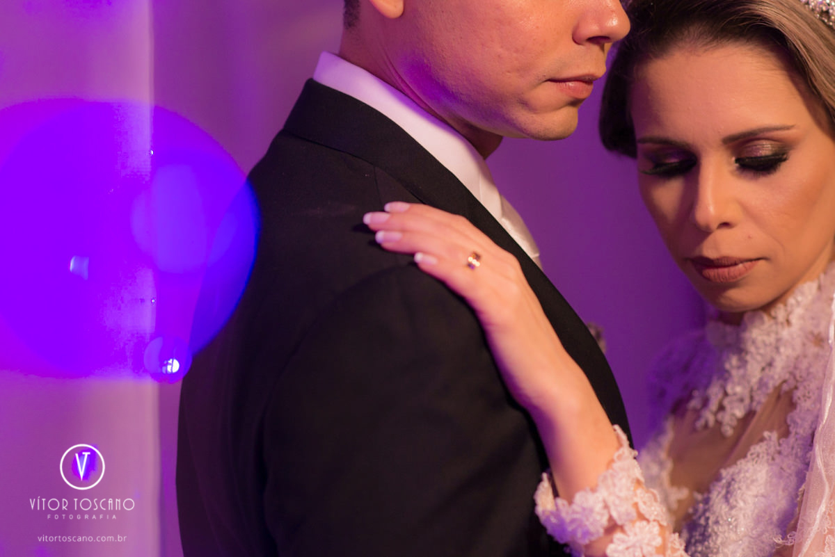 Noivos abraçados no casamento de Tanísia e Felipe, em Natal-RN.