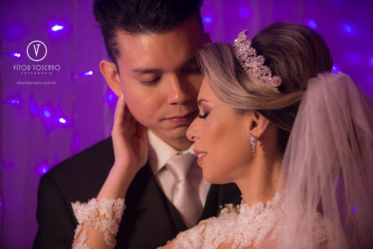 Noivos abraçados no casamento de Tanísia e Felipe, em Natal-RN.