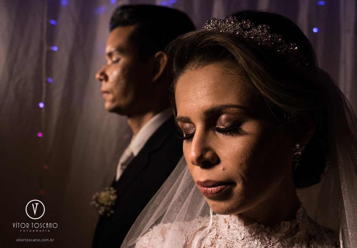 Noivos sob a luz no casamento de Tanísia e Felipe, em Natal-RN.