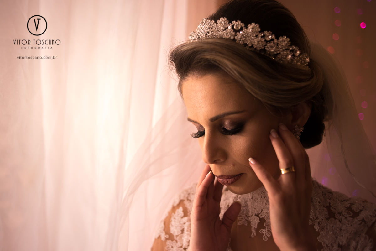 Noiva sob a luz da janela no casamento de Tanísia e Felipe, em Natal-RN.