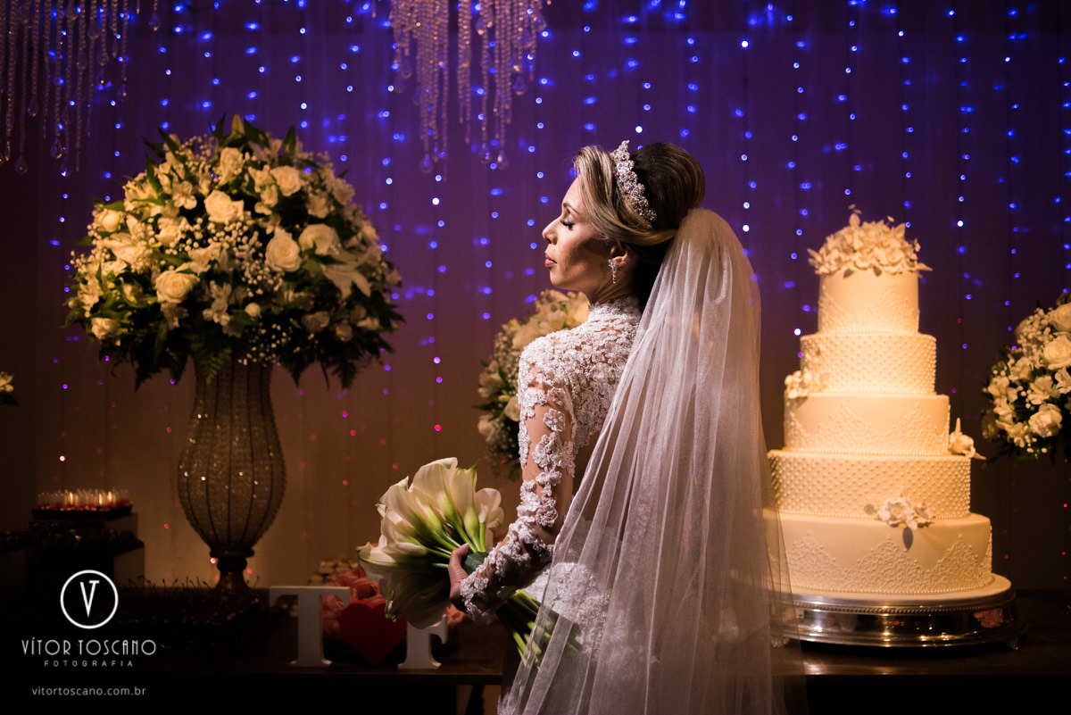 Noiva com o olhar para a luz no casamento de Tanísia e Felipe, em Natal-RN.