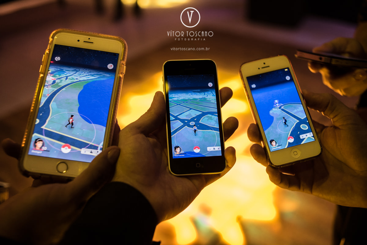 Crianças jogando pokemon no casamento de Tanísia e Felipe, em Natal-RN.
