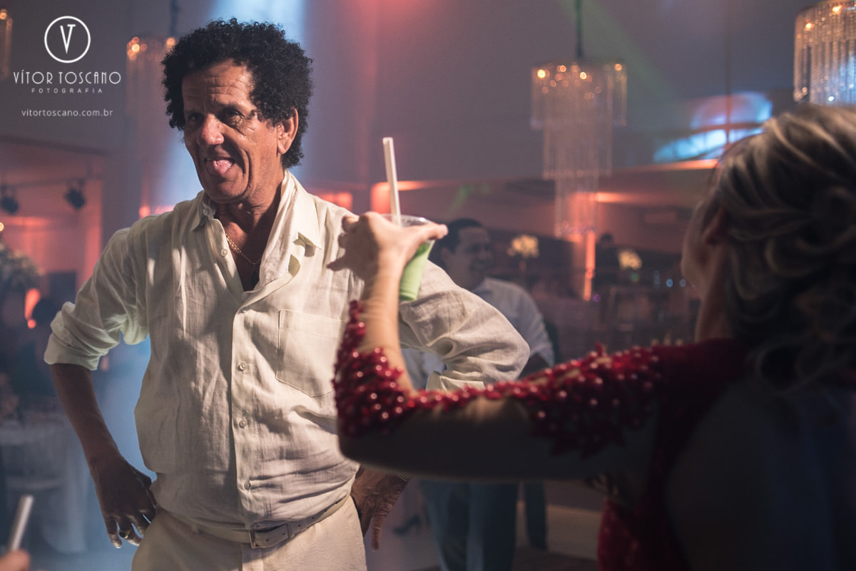 Homem estirando a lingua no casamento de Tanísia e Felipe, em Natal-RN.