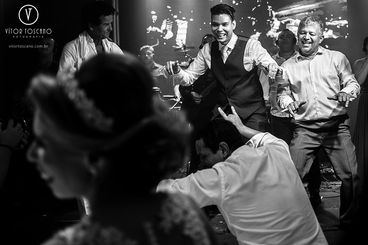 Casal se divertindo no casamento de Tanísia e Felipe, em Natal-RN.