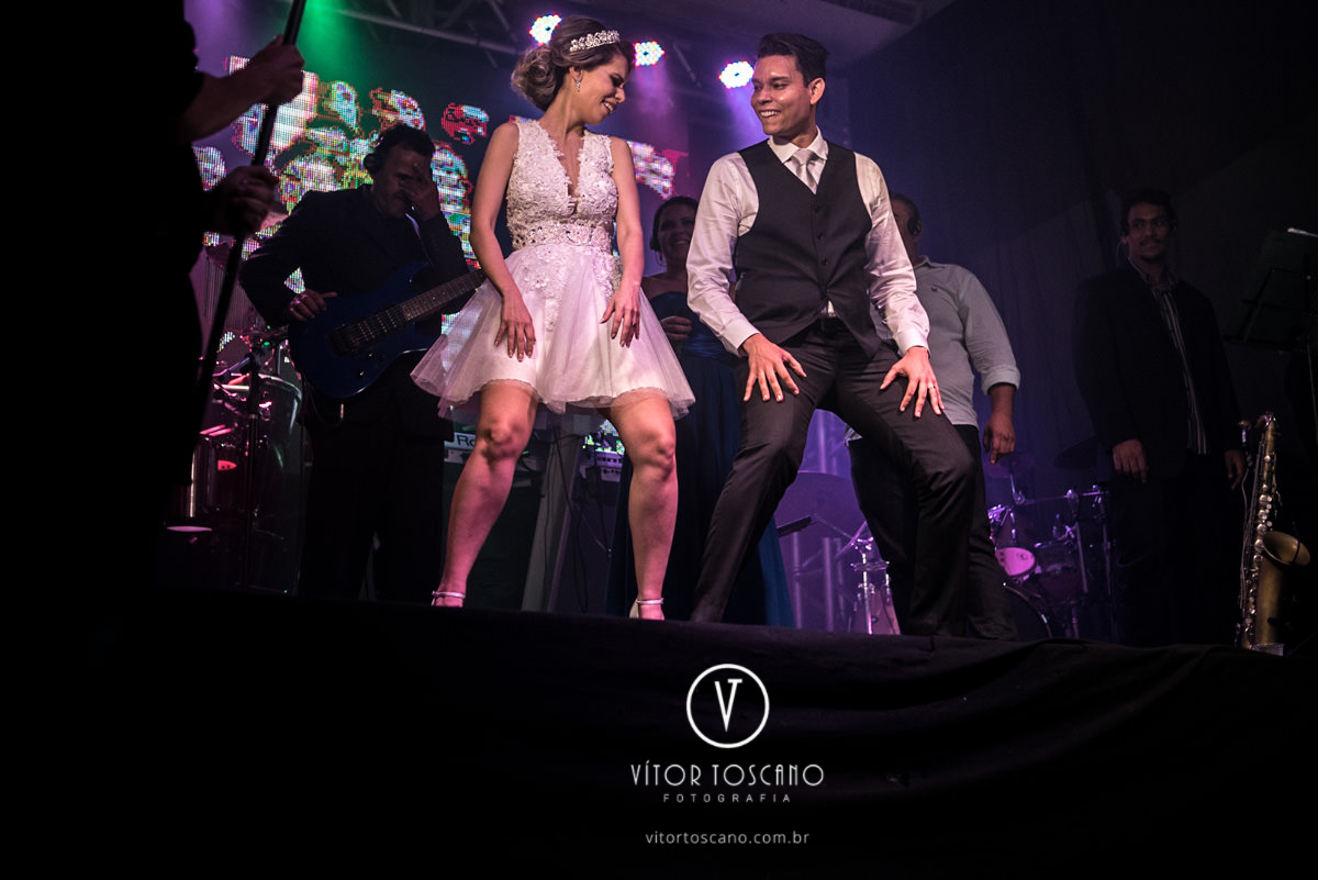 Casal dançando no palco no casamento de Tanísia e Felipe, em Natal-RN.