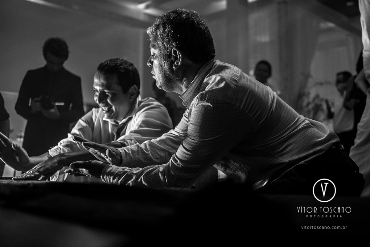 Convidados batendo no palco no casamento de Tanísia e Felipe, em Natal-RN.