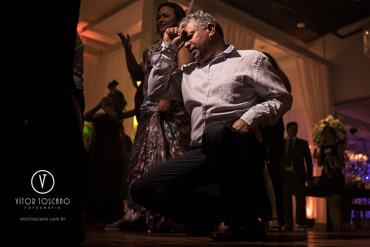 Homem descendo até o chão no casamento de Tanísia e Felipe, em Natal-RN.
