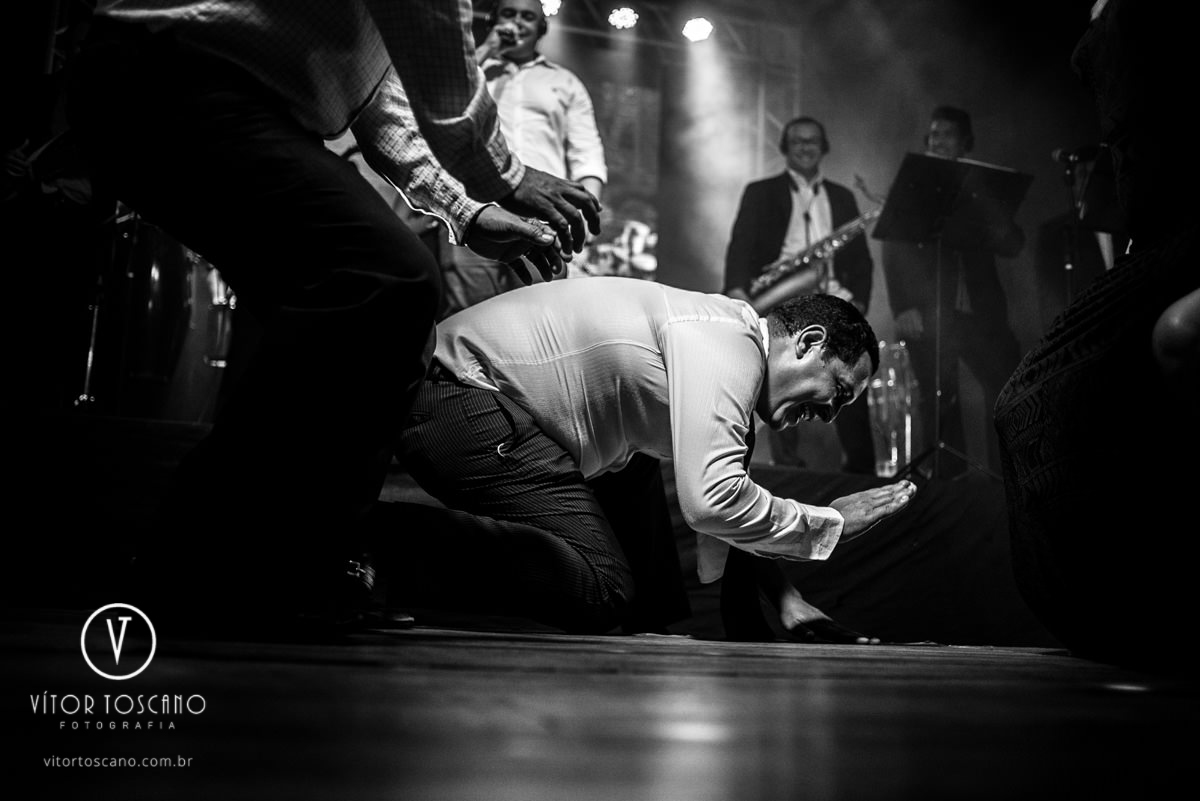 Homem batendo no chão no casamento de Tanísia e Felipe, em Natal-RN.