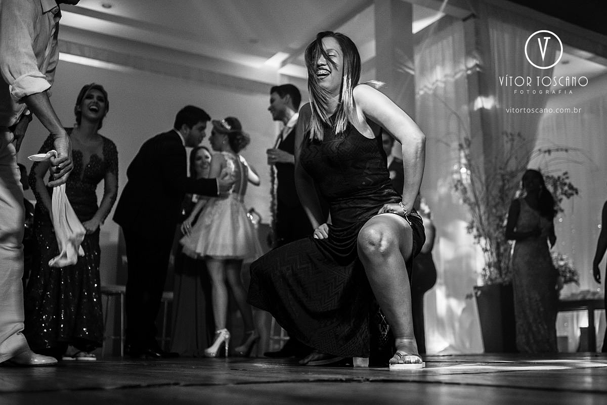 Mulher descendo até o chão no casamento de Tanísia e Felipe, em Natal-RN.