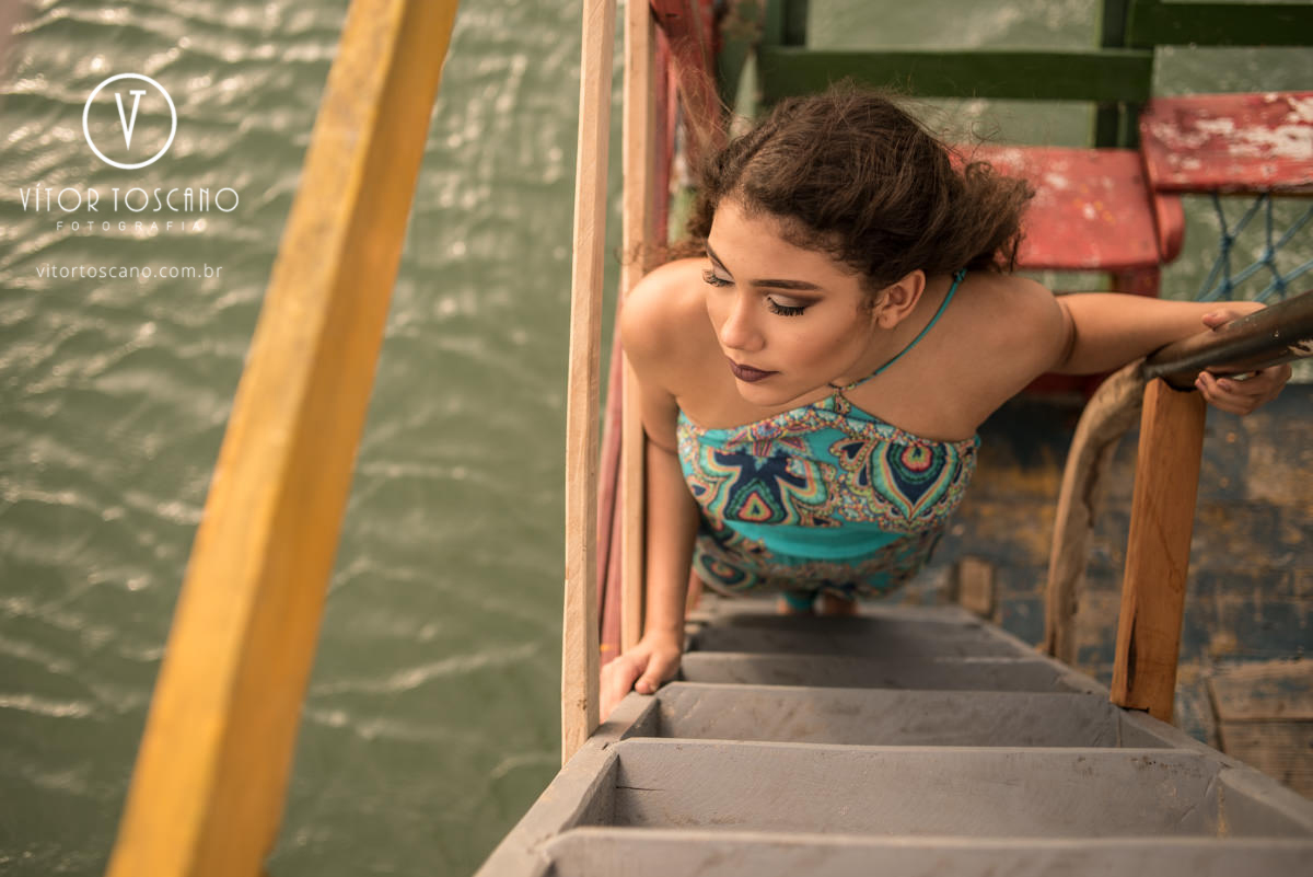 Marina na escada no ensaio de 15 anos de Marina em Barra de Cunhau - RN.