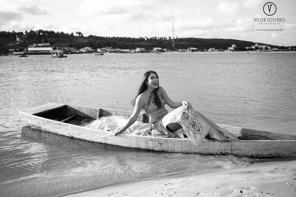 Sorriso espontâneo no barco no ensaio de 15 anos de Marina em Barra de Cunhau - RN.