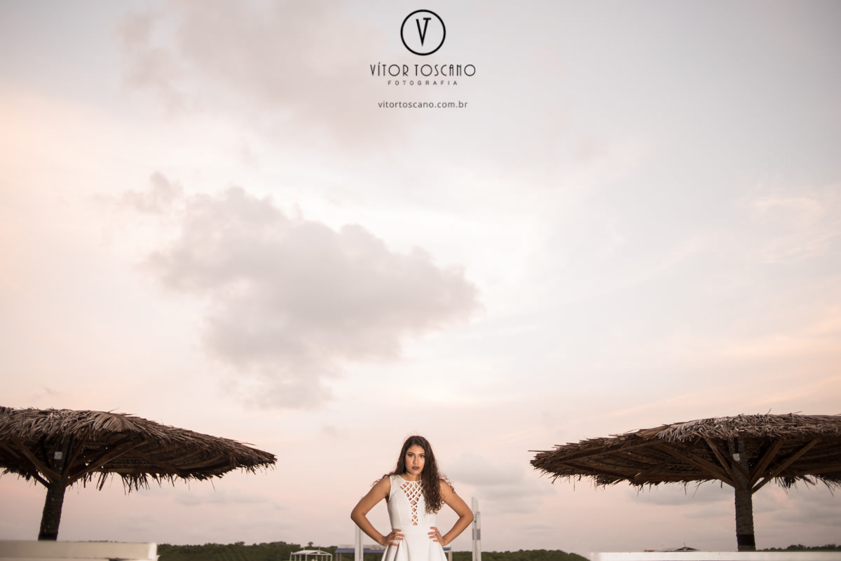 Modelo na simetria no ensaio de 15 anos de Marina em Barra de Cunhau - RN.