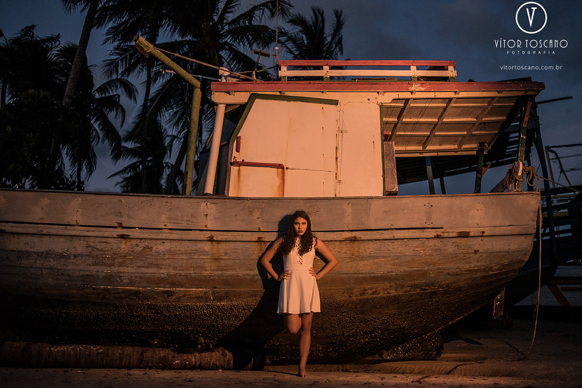 Modelo e o barco no ensaio de 15 anos de Marina em Barra de Cunhau - RN.