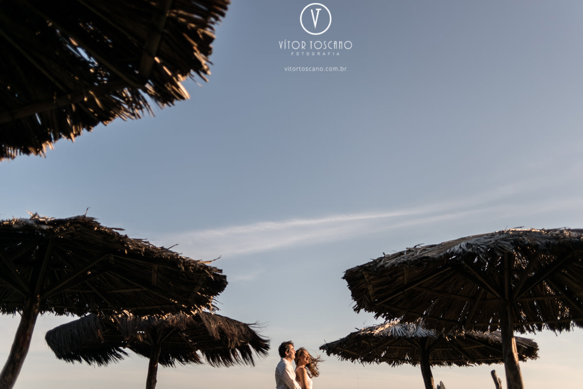 Casal entre os quiosques no Ensaio de casal de Marília e Jornandis, em Punaú-RN.
