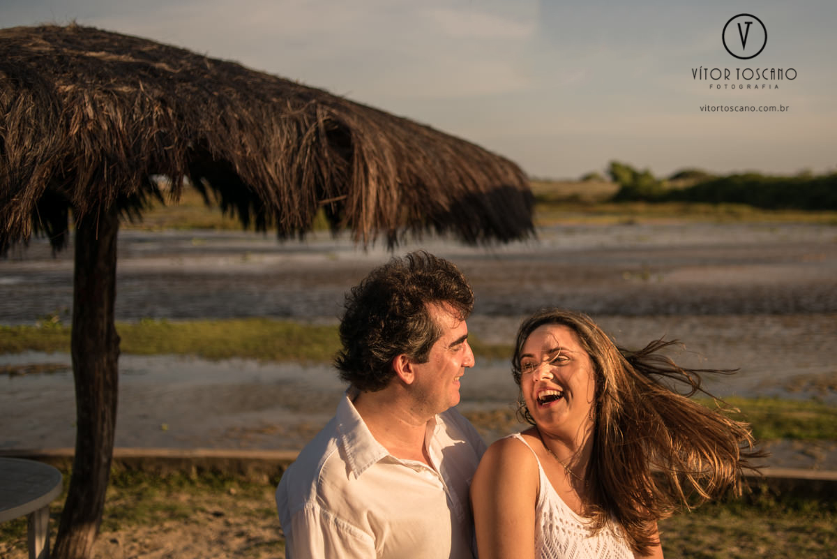Casal sorrindo no Ensaio de casal de Marília e Jornandis, em Punaú-RN.