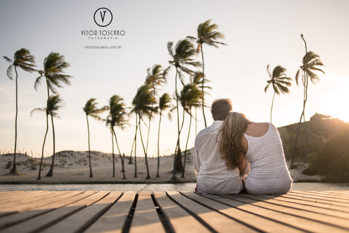 Casal contemplando o Sol no Ensaio de casal de Marília e Jornandis, em Punaú-RN.