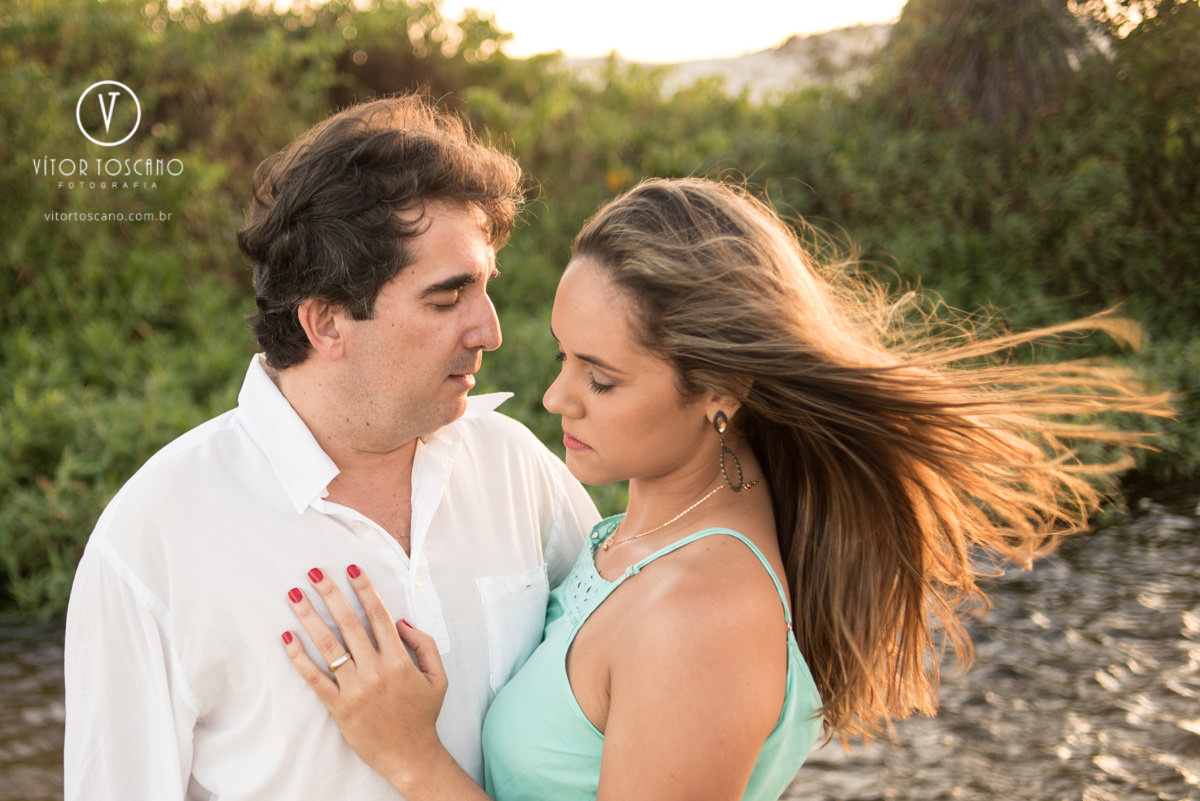 Casal abraçado no Ensaio de casal de Marília e Jornandis, em Punaú-RN.