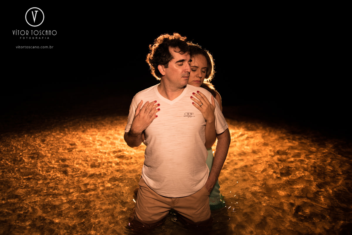Casal na água no Ensaio de casal de Marília e Jornandis, em Punaú-RN.
