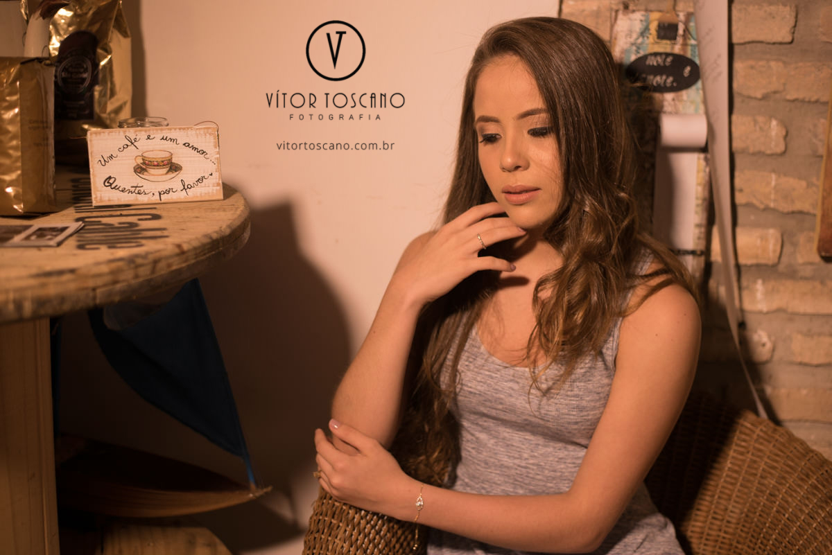 Debutante posando no ensaio de debutante de Fernanda Araujo no Nuh Café e Boutique dos Pães, em Natal-RN.