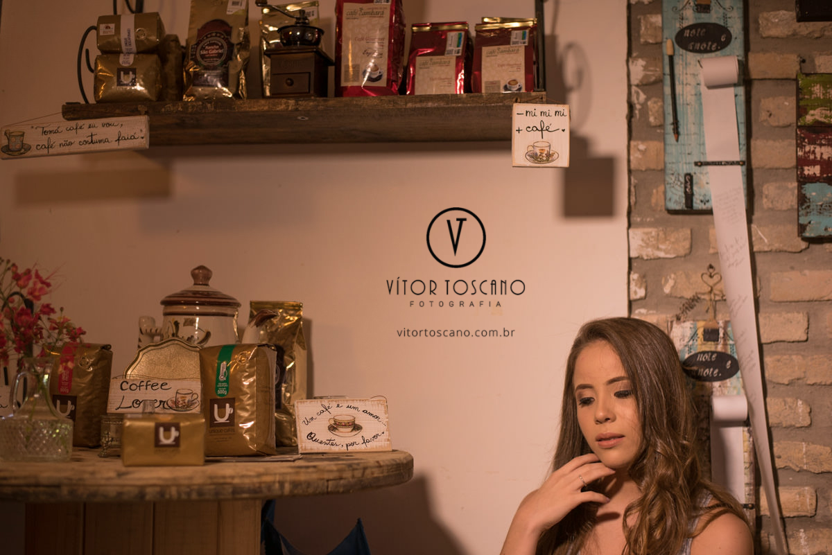 Debutante e os cafés no ensaio de debutante de Fernanda Araujo no Nuh Café e Boutique dos Pães, em Natal-RN.