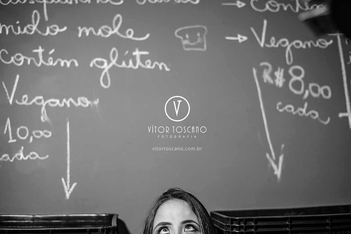 Olhos para cima no ensaio de debutante de Fernanda Araujo no Nuh Café e Boutique dos Pães, em Natal-RN.