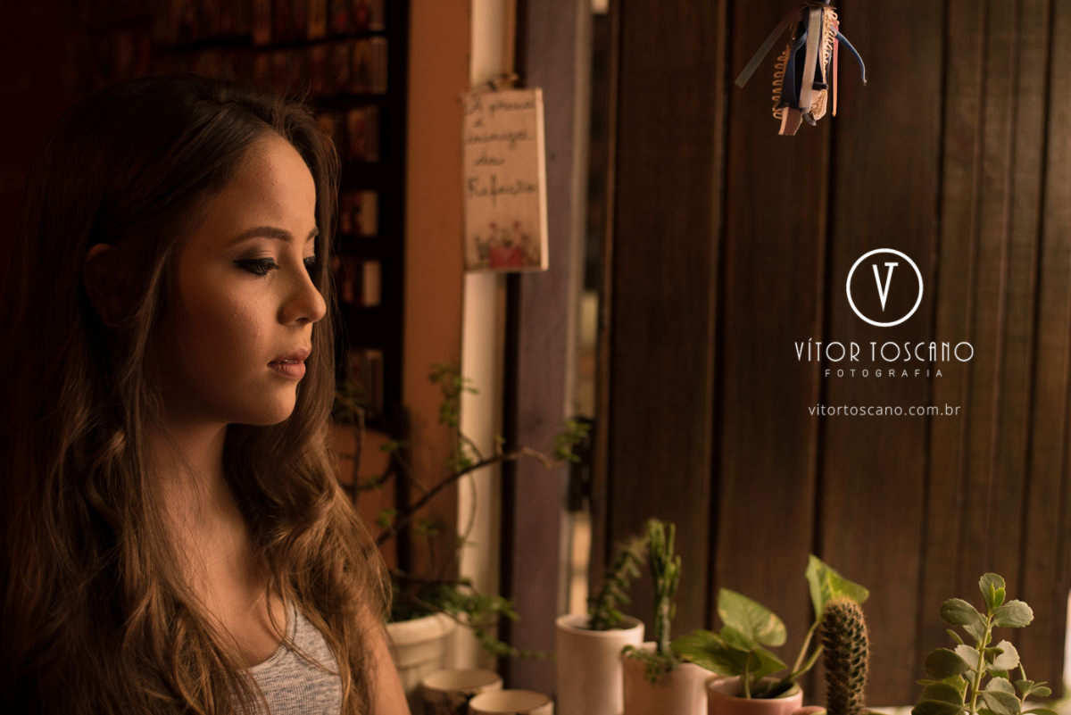 Debutante na janela no ensaio de debutante de Fernanda Araujo no Nuh Café e Boutique dos Pães, em Natal-RN.