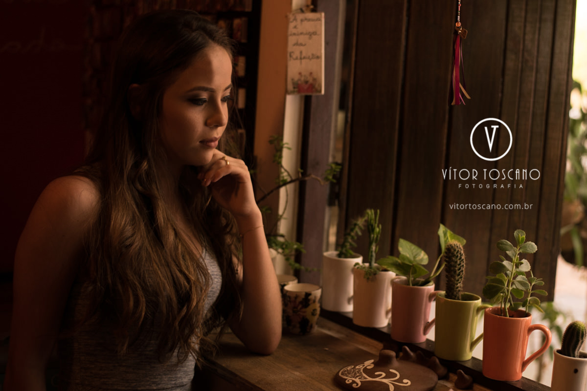 Debutante na janela no ensaio de debutante de Fernanda Araujo no Nuh Café e Boutique dos Pães, em Natal-RN.