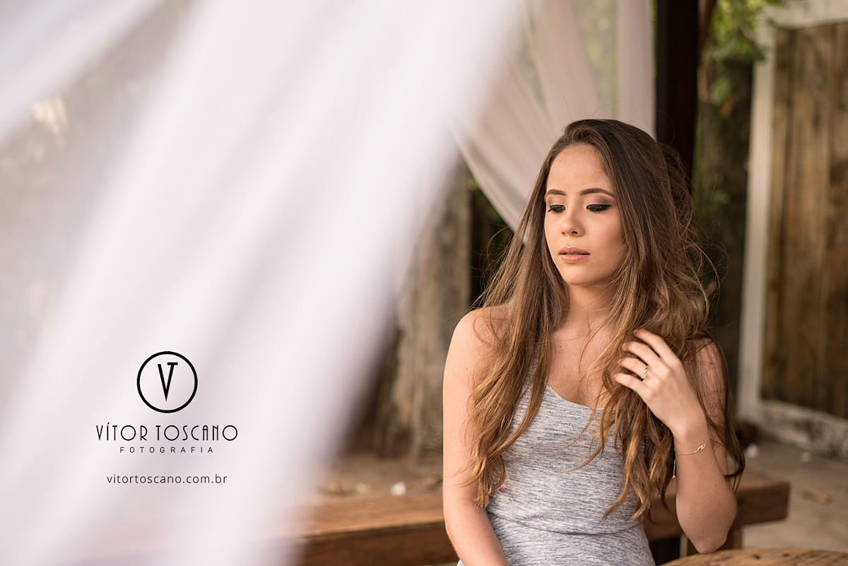 Modelono ensaio de debutante de Fernanda Araujo no Nuh Café e Boutique dos Pães, em Natal-RN.