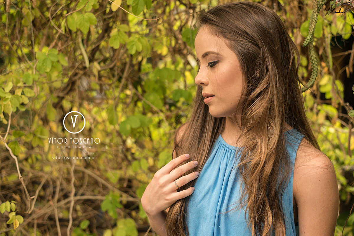 Debutante e a natureza no ensaio de debutante de Fernanda Araujo no Nuh Café e Boutique dos Pães, em Natal-RN.