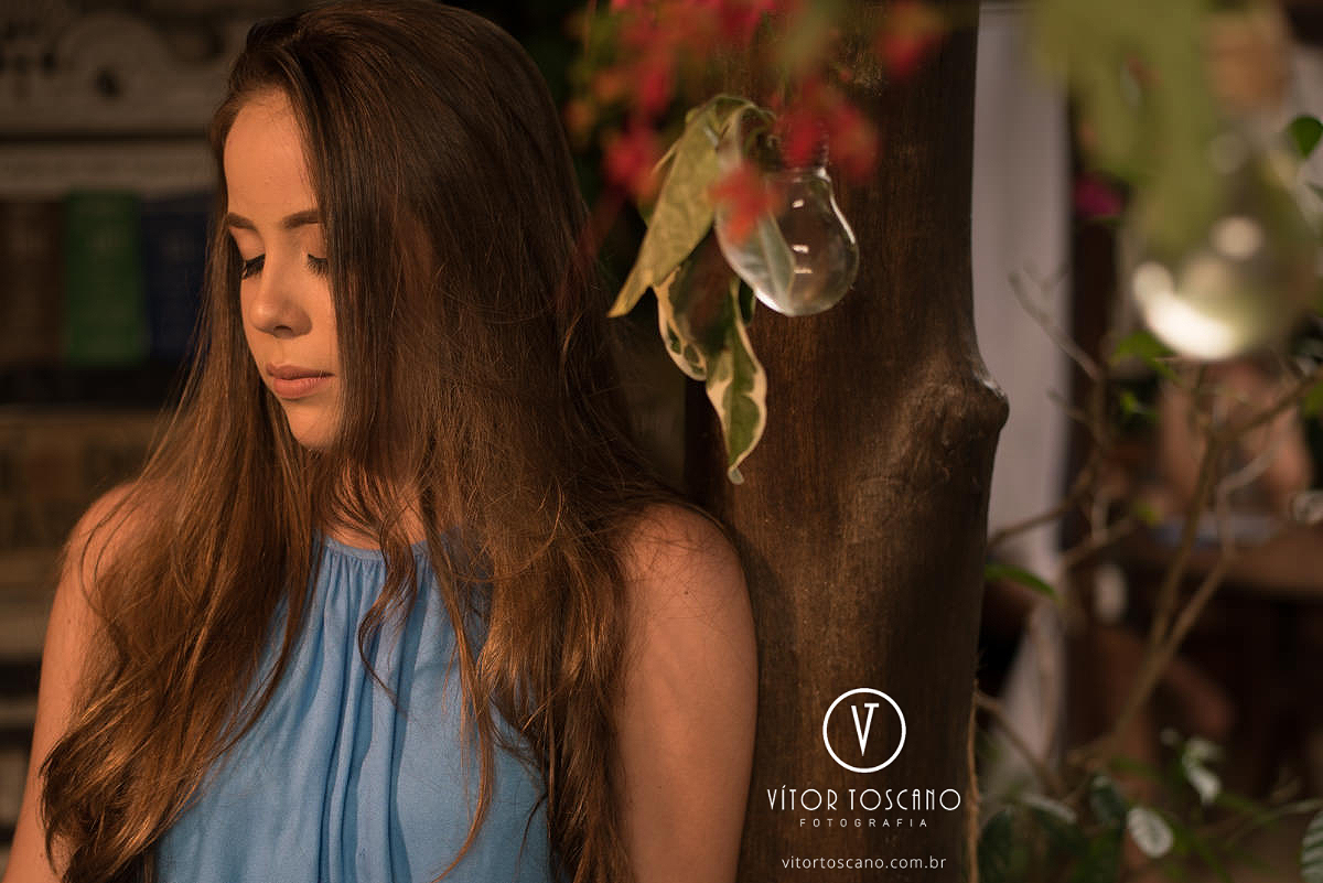 Suavidade da debutante no ensaio de debutante de Fernanda Araujo no Nuh Café e Boutique dos Pães, em Natal-RN.