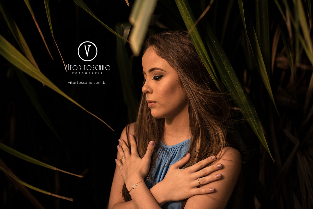 Debutante e as sombras no ensaio de debutante de Fernanda Araujo no Nuh Café e Boutique dos Pães, em Natal-RN.