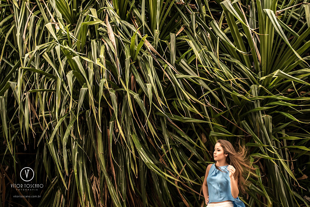 Debutante e o canavial no ensaio de debutante de Fernanda Araujo no Nuh Café e Boutique dos Pães, em Natal-RN.