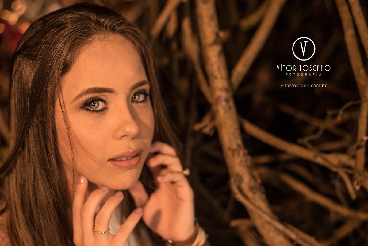 Olhar da debutante no ensaio de debutante de Fernanda Araujo no Nuh Café e Boutique dos Pães, em Natal-RN.