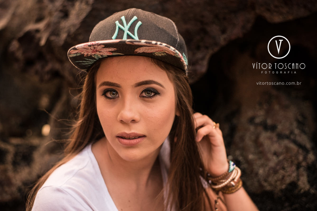 Debutante e o boné no ensaio de debutante de Fernanda Araujo no Nuh Café e Boutique dos Pães, em Natal-RN.