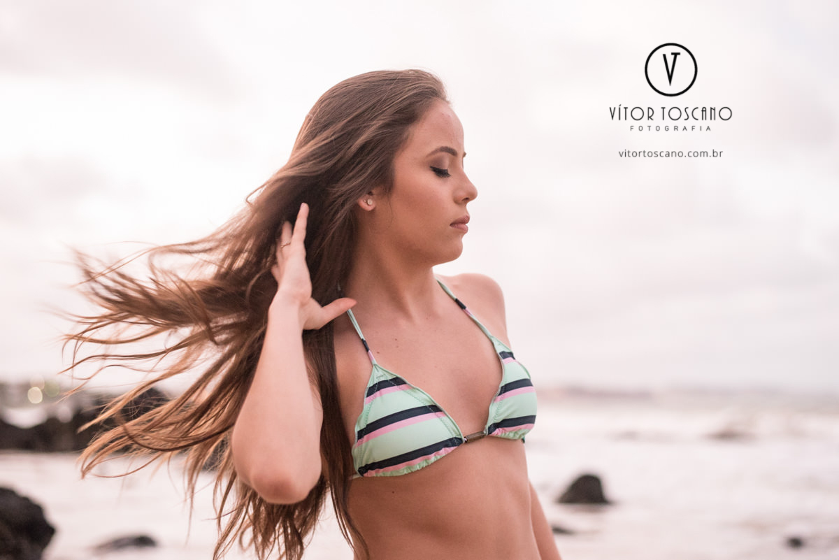 Debutante ajeitando os cabelos no ensaio de debutante de Fernanda Araujo no Nuh Café e Boutique dos Pães, em Natal-RN.