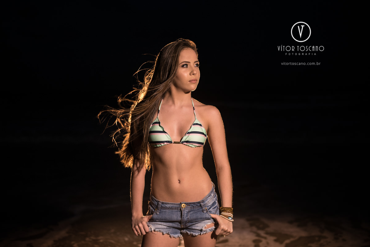 Debutante posando no ensaio de debutante de Fernanda Araujo no Nuh Café e Boutique dos Pães, em Natal-RN.