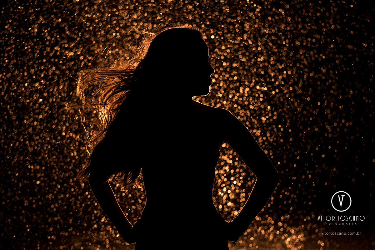 Debutante e a água no ensaio de debutante de Fernanda Araujo no Nuh Café e Boutique dos Pães, em Natal-RN.