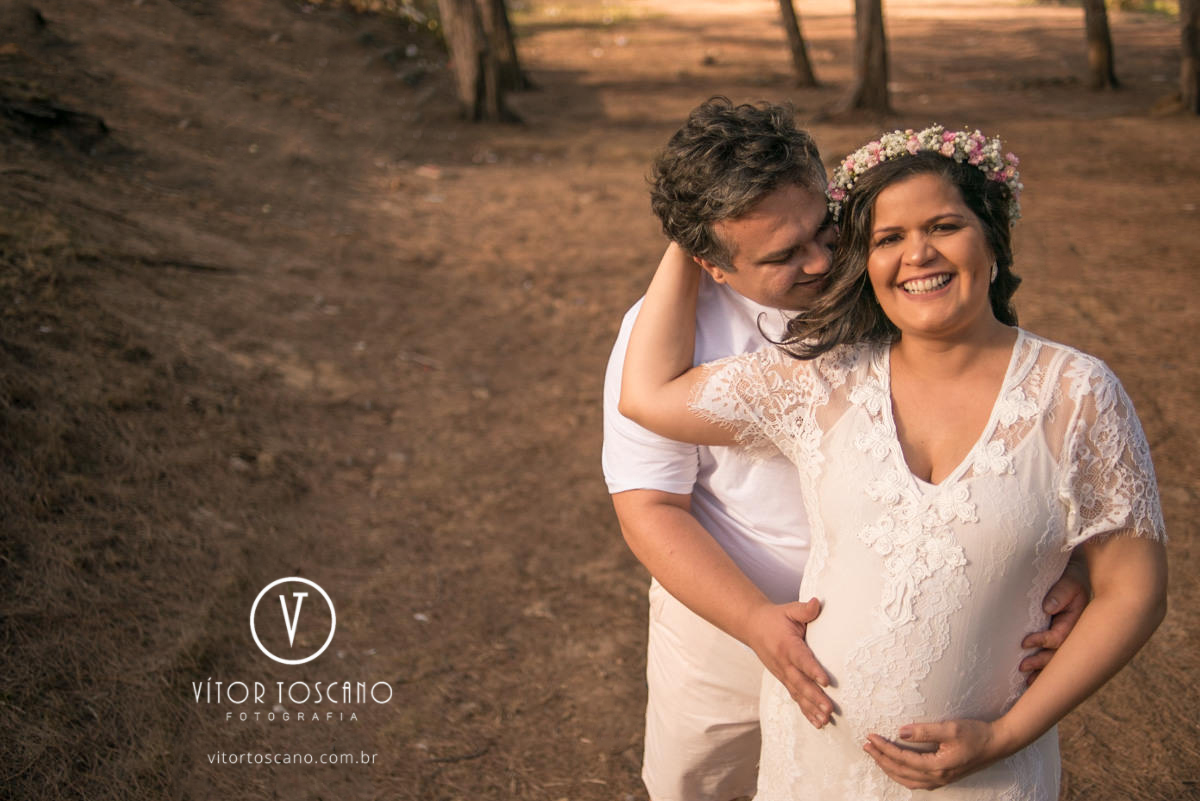 Casal sorrindo no ensaio de gestante de jane, em natal-rn.