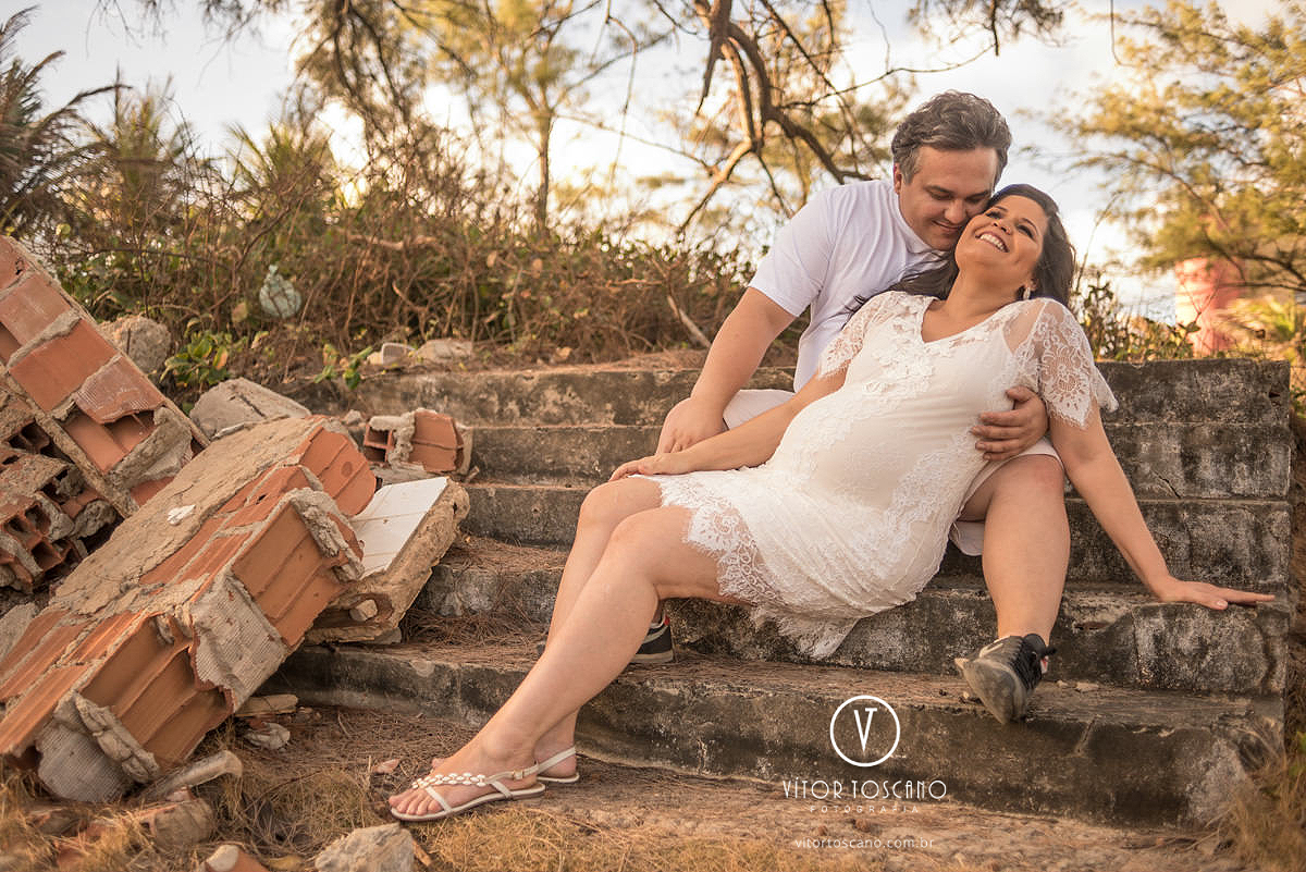 Casal abraçado na escadaria no ensaio de gestante de jane, em natal-rn.