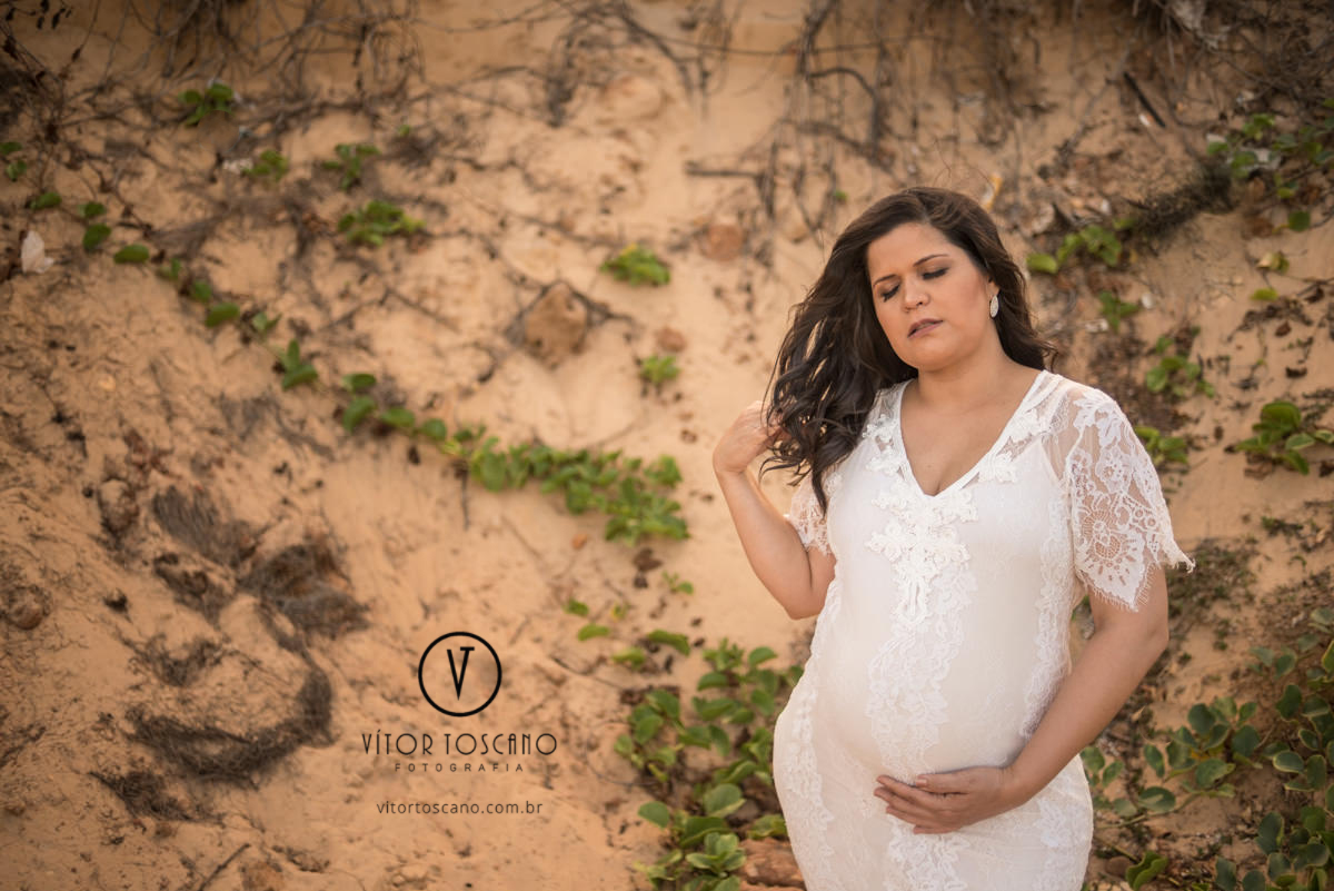 Gestante entre as dunas no ensaio de gestante de jane, em natal-rn.