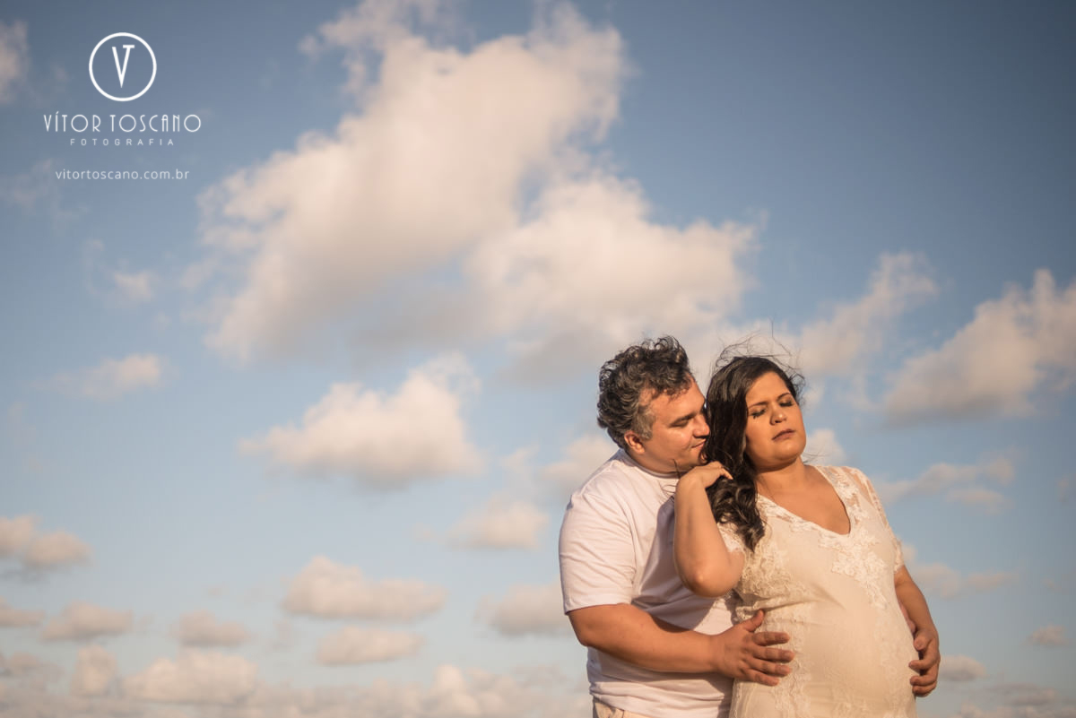 Casal abraçado no ensaio de gestante de jane, em natal-rn.