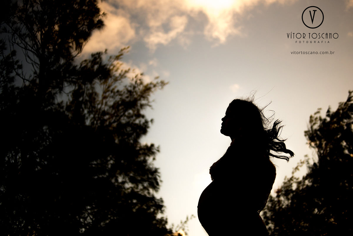 Silhueta da gestante no ensaio de gestante de jane, em natal-rn.