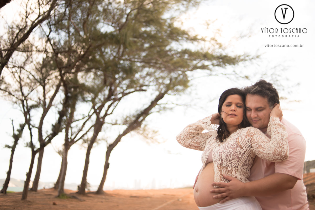 Casal abraçado no ensaio de gestante de jane, em natal-rn.