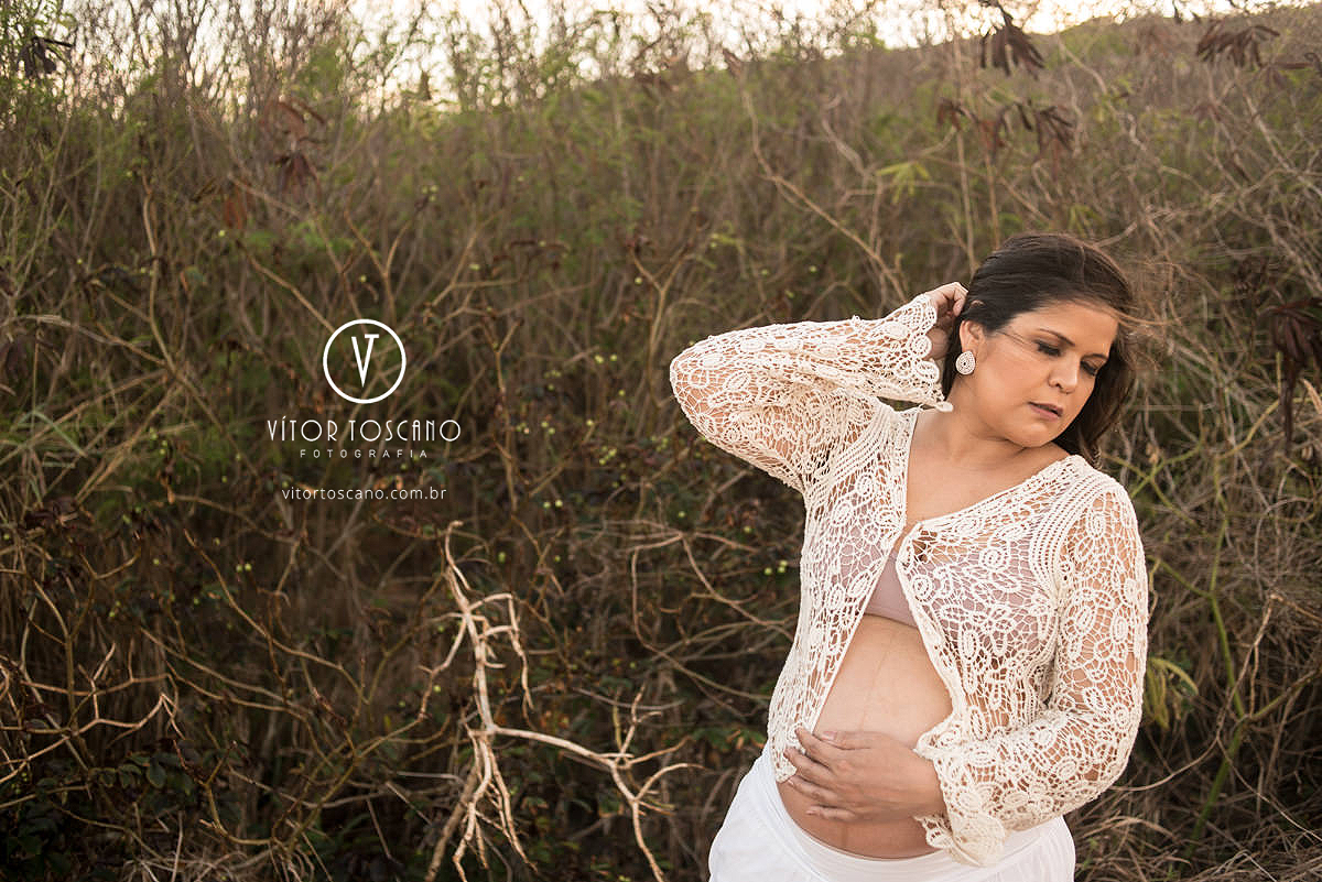 Gestante e a plantação no ensaio de gestante de jane, em natal-rn.