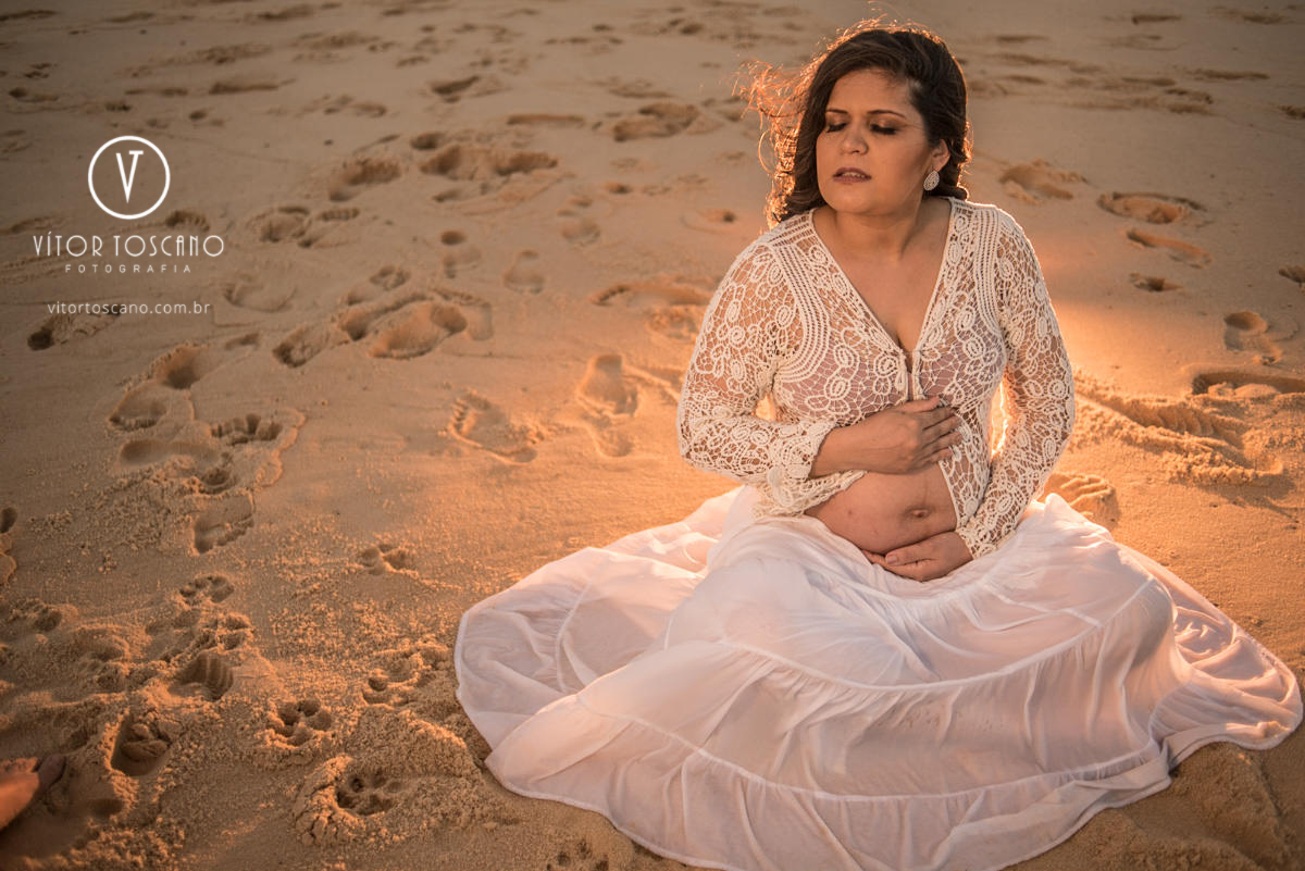 Gestante na areia no ensaio de gestante de jane, em natal-rn.