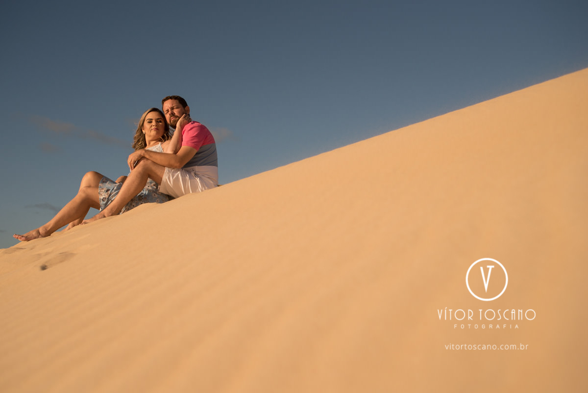 Casal namorando nas dunas no ensaio de casal de priscila e eudes, em muriu-rn.