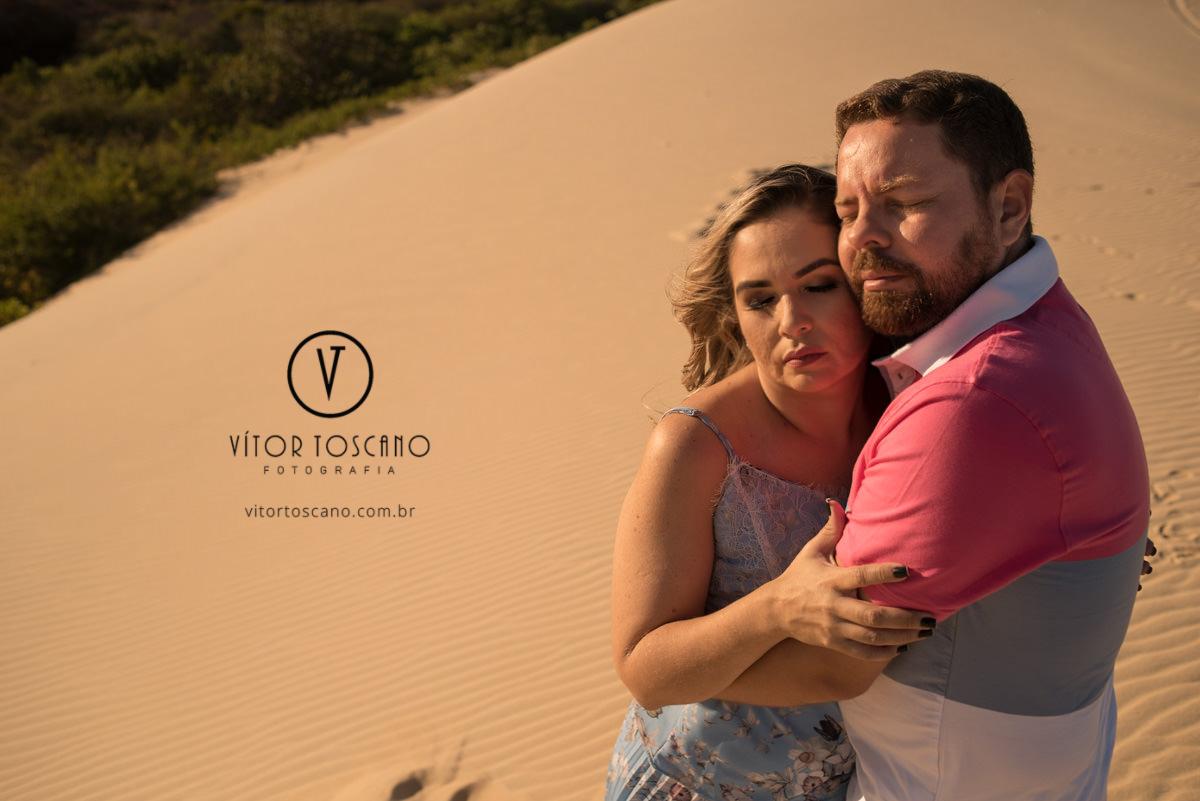 Casal abraçado no ensaio de casal de priscila e eudes, em muriu-rn.