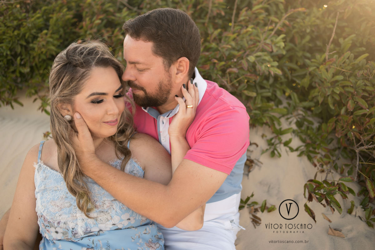 Casal abraçado  no ensaio de casal de priscila e eudes, em muriu-rn.